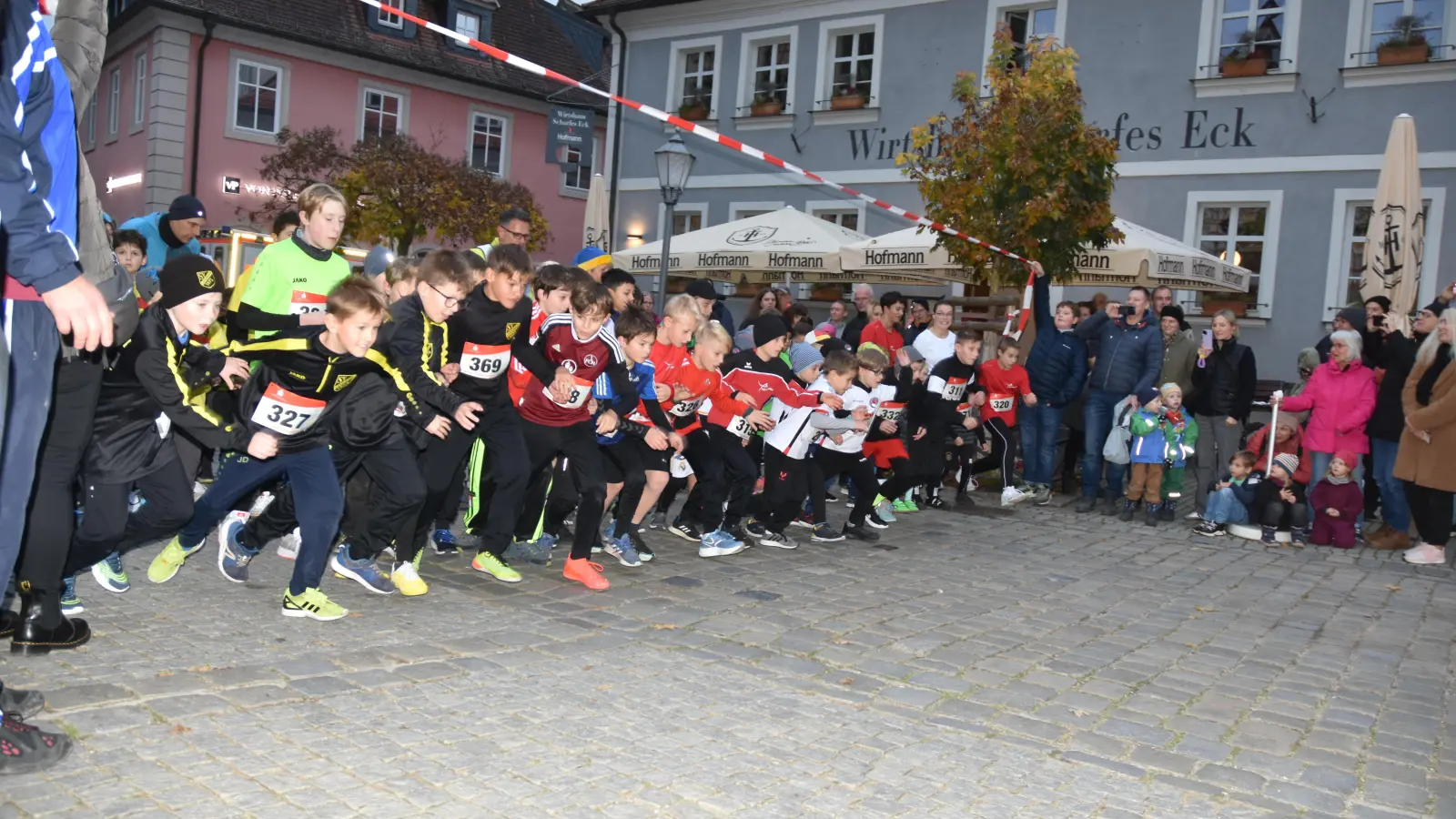 Noch bei Tageslicht fiel der Startschuss für die Jungen. Sie waren die ersten Läufer und legten sich kräftig ins Zeug. Die Mädchen starteten drei Minuten später. (Foto: Anita Dlugoß)