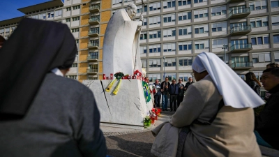 Seit mehr als einer Woche wird der Papst in einem Krankenhaus in Rom behandelt. (Foto: Andrew Medichini/AP/dpa)