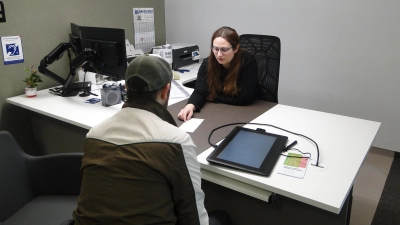 Sachbearbeiterin Felicitas Heiner berät einen Kunden an ihrem Arbeitsplatz in der neuen Führerscheinstelle im Verwaltungsgebäude an der Nürnberger Straße. (Foto: Winfried Vennemann)