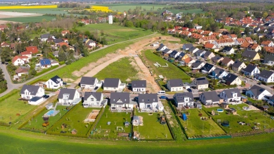 Begehrtes Eigenheim: Viele Senioren wohnen in der eigenen, zu groß gewordenen Immobilien, während Wohnraum knapp ist. (Archivbild) (Foto: Jan Woitas/dpa/dpa-tmn)