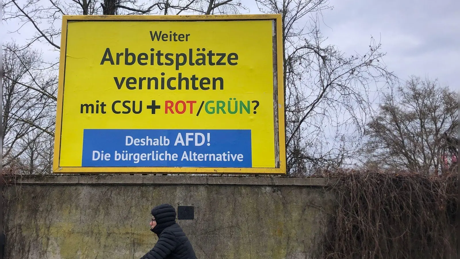 Auffälliges Gelb - mit einer mehr als zwei Millionen Euro teuren Plakatkampagne wirbt ein AfD-Anhänger aus Österreich in ganz Deutschland für die Wahl der Rechten. (Foto: David Hutzler/dpa)