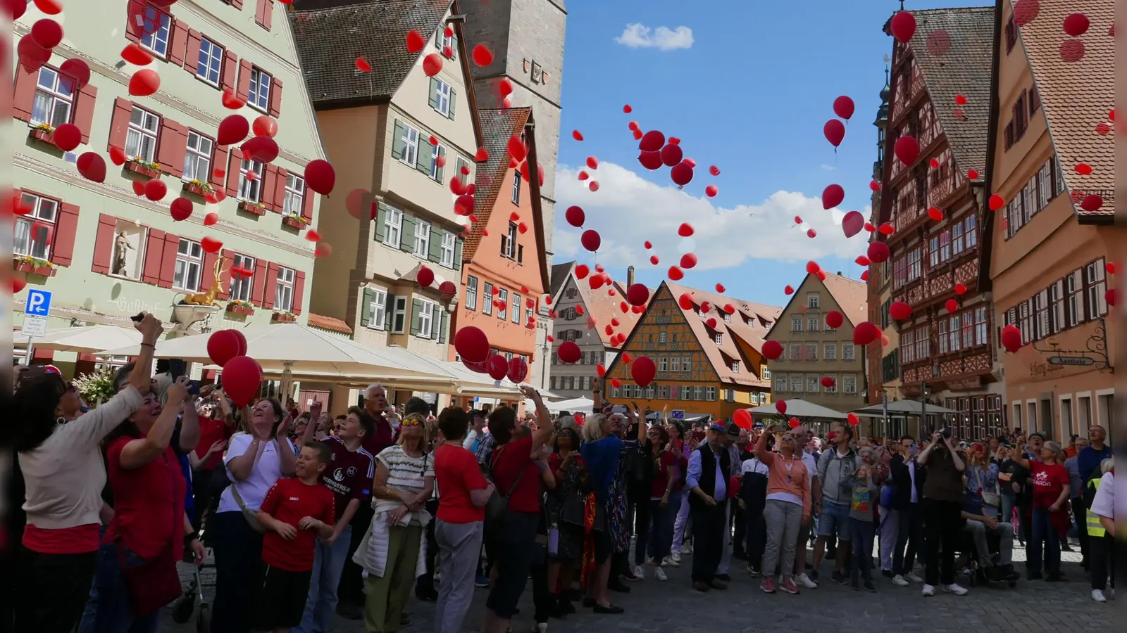 399 rote Luftballons haben Unterstützer des Dinkelsbühler Krankenhauses vor zwei Wochen in den Himmel steigen lassen. Die Menschen sorgen sich um die Zukunft ihrer Klinik. (Archivbild: Roman Kocholl)