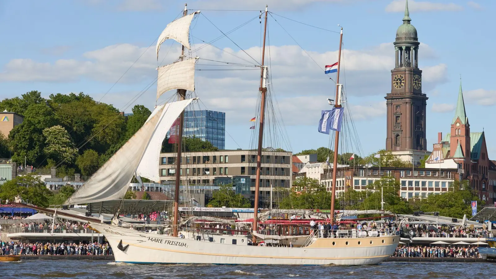 Das traditionsreiche Segelschiff geriet mitten in der Nacht in Brand. (Archivbild) (Foto: Georg Wendt/dpa)