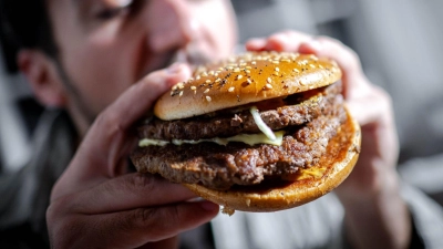 Die Stiftung Warentest hat 10 klassische Pattys aus Rindfleisch und 10 vegetarische Alternativen untersucht. (Foto: Sina Schuldt/dpa/dpa-tmn)
