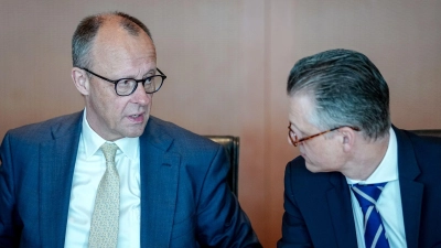 Bundeskanzler Friedrich Merz (CDU) und sein Kanzleramtschef Thorsten Frei (CDU). Würde Frei an die Spitze der Unionsfraktion wechseln, müsste seine einflussreiche Stelle im Kanzleramt neu besetzt werden. (Archivbild) (Foto: Kay Nietfeld/dpa)