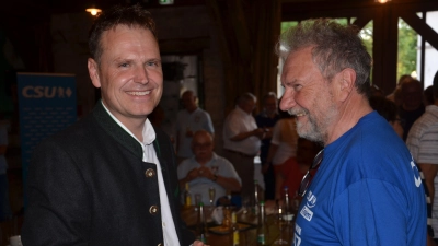 Auch Gutenstettens Bürgermeister Gerhard Eichner (rechts) gratulierte gestern dem neuen Landrat Dr. Christian von Dobschütz. (Foto: Patrick Lauer)