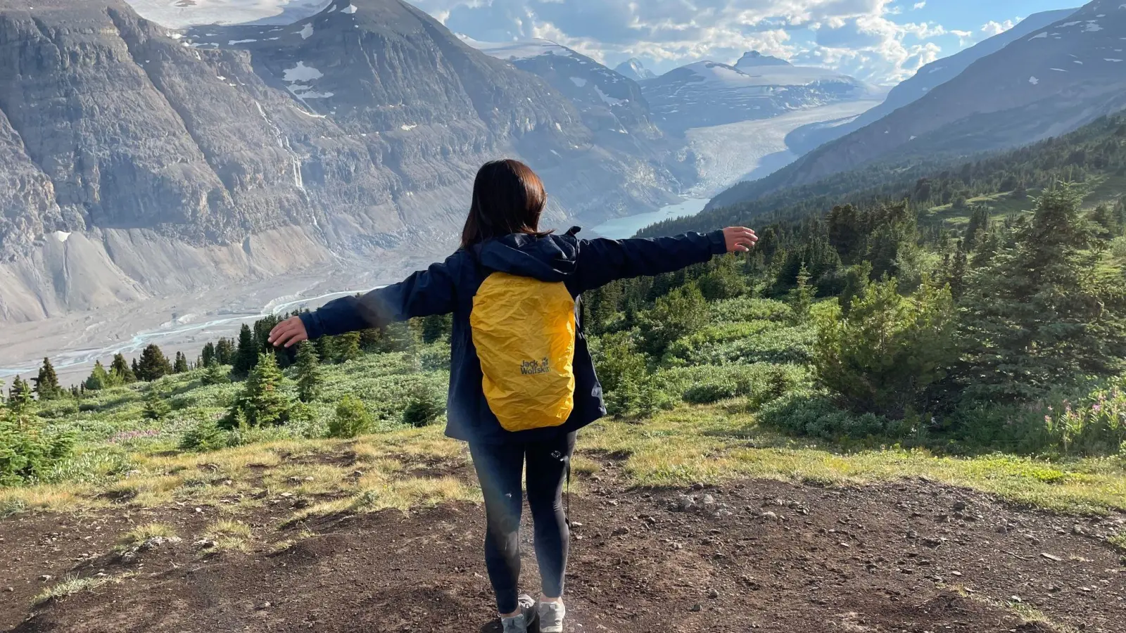 Yahui Miao auf dem Parker Ridge Trail in Kanadas Provinz Alberta - auf der Weltreise hatten sie und ihr Mann nur handgepäcktaugliche Rucksäcke dabei. (Foto: Yahui Miao/dpa-tmn)