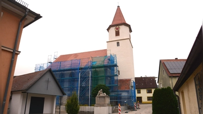 Weit fortgeschritten ist die Außensanierung der St. Erhards-Kirche, in der am Sonntag, 12. Oktober, um 9.30 Uhr Kirchweihgottesdienst gefeiert wird. (Foto: Peter Tippl)