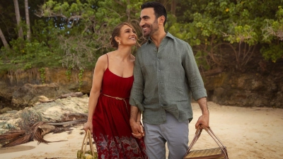 Die CEO und ihr Anwalt: Jennifer Lopez als Jackie Cruz und Brett Goldstein als Daniel Blanchflower. (Foto: Ana Carballosa/Netflix/dpa)