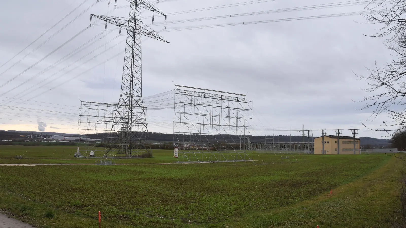 Zu der Starkstromtrasse und dem Umspannwerk (rechts) auf der Bibarter Höhe könnte sich noch eine Stromspeicheranlage gesellen, sofern das Ratsgremium am Montag grünes Licht für den Start des dafür nötigen Bauleitverfahrens gibt.  (Foto: Andreas Reum)