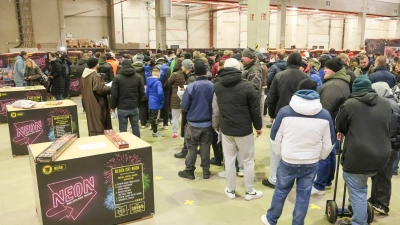 Mancherorts bildeten sich in der Nacht lange Schlangen. (Foto: Focke Strangmann/dpa)