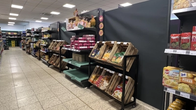 Maximal 150 Quadratmeter Ladenfläche dürfen im Tante-Enso-Markt außerhalb der regulären Ladenöffnungszeiten zugänglich sein. Dafür werden bereits Regalreihen abgesperrt. Hier muss aber nun nachgebessert werden – genauso wie beim Jugendschutz. (Foto: Yvonne Neckermann)