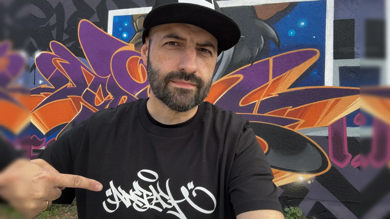 Ein ganz besonderes Ansbach-T-Shirt hat Carlos Lorente zu seinem Jubiläum entworfen. Man muss schon zweimal hinschauen, um den Schriftzug entziffern zu können. (Selfie: Carlos Lorente)