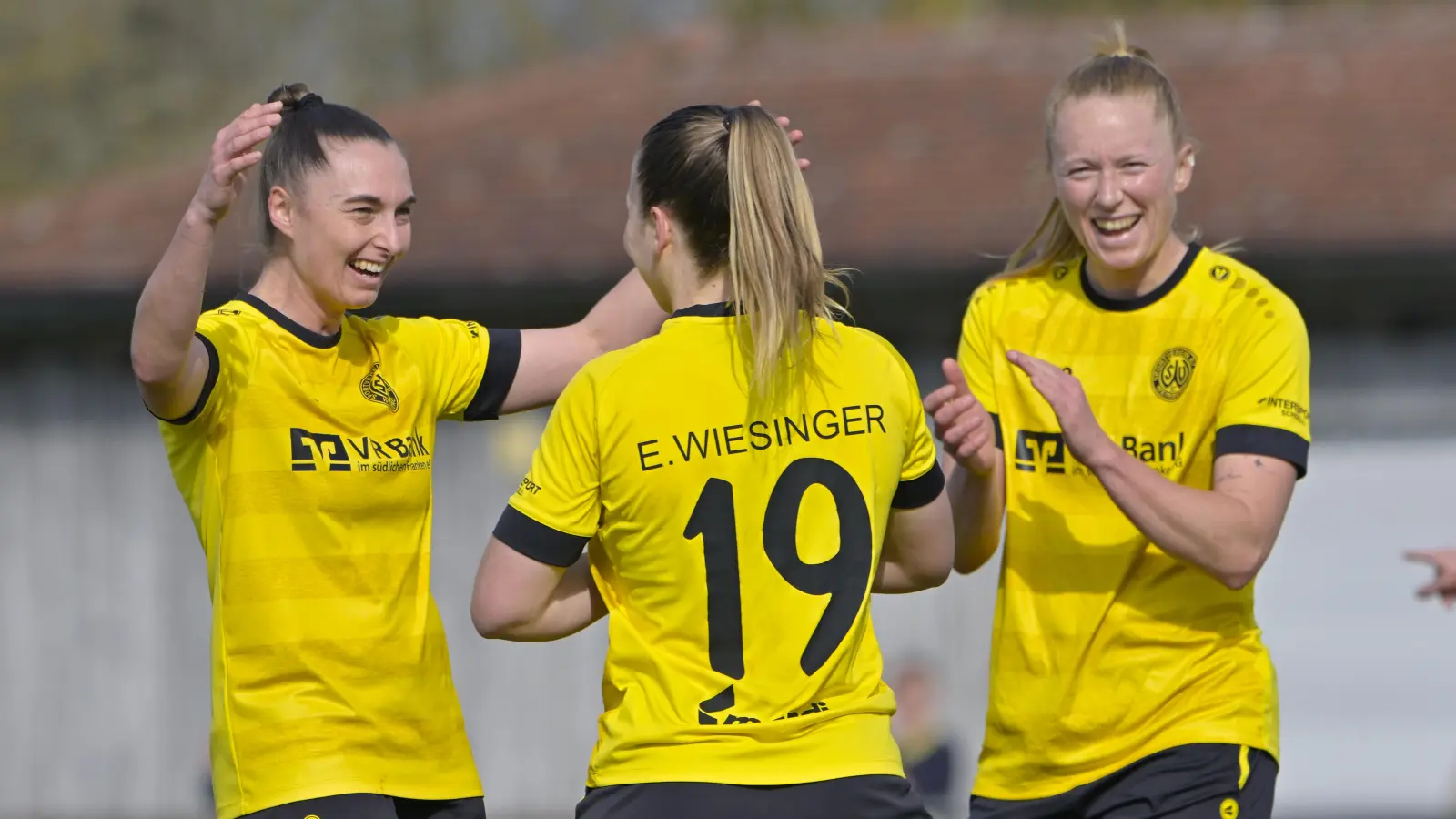 Beifall für die Torschützin: Sara Hofmann (links) und Anne Wagner (rechts) freuen sich mit Eva Wiesinger über das 2:0 für Weinberg. (Foto: Martin Rügner)