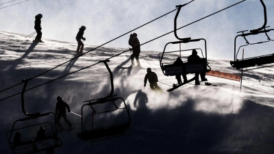 Die zwei Skifahrer krachten mit hoher Geschwindigkeit zusammen. (Symbolbild) (Foto: Jean-Christophe Bott/KEYSTONE/dpa)