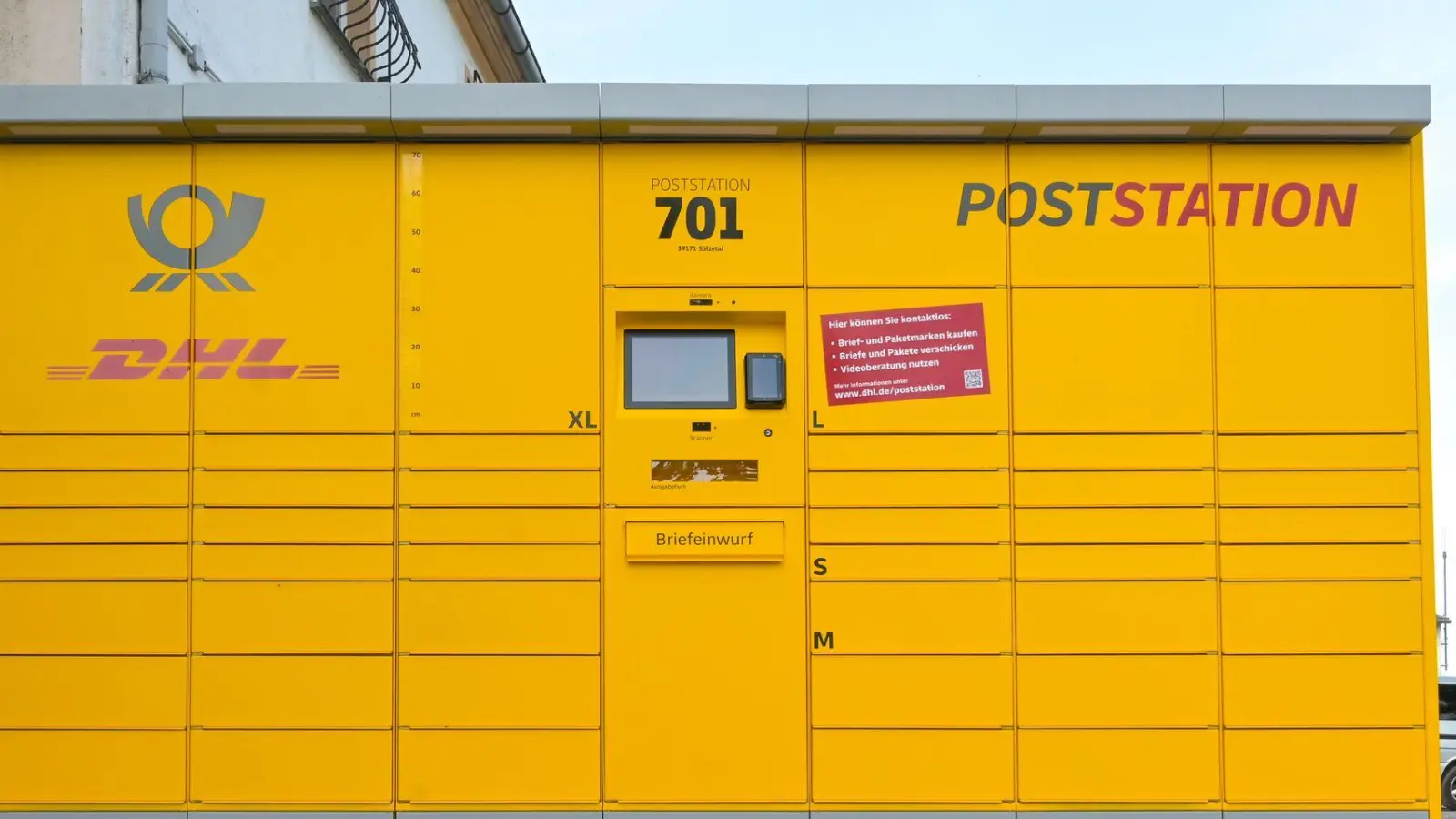 Sieht aus wie ein Automat, ist ein Automat - und ist mancherorts in Deutschland obendrein noch eine Postfiliale. (Archivbild) (Foto: Heiko Rebsch/dpa)