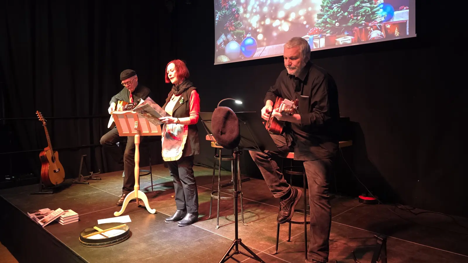 Killen und Brigitte McNeill sowie Ebo Filipp präsentierten im Ochsenhof die Wunder – oder auch „das Wundern” – der Adventszeit (Foto: HANS-BERND GLANZ)