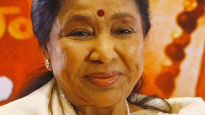 Die indische Sängerin Asha Bhosle haben viele schon gehört - sie lieh Bollywood-Schauspielerinnen ihre Singstimme. (Foto: Rafiq Maqbool/AP/dpa)