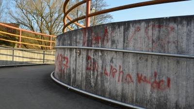 Wer kennt „das Alpharudel“? Die Gemeinde sucht den oder die Verursacher von Farbsprühereien im barrierefreien Zugang zur Unterführung. Außerdem wurden Hakenkreuze ins Bushäuschen geritzt und das Innere des Bücherhäuschens wurde bemalt. (Foto: Yvonne Neckermann)