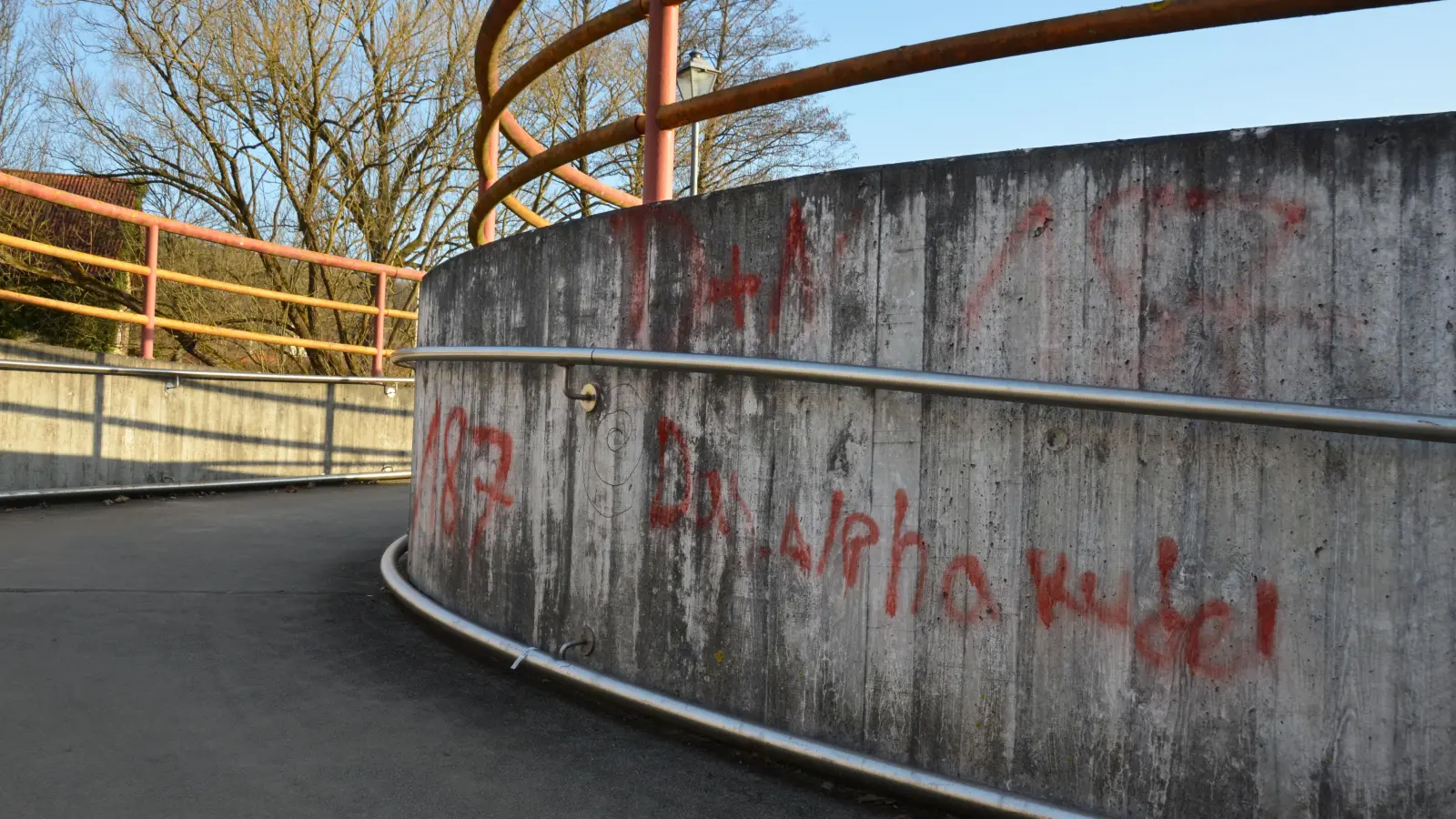 Wer kennt „das Alpharudel“? Die Gemeinde sucht den oder die Verursacher von Farbsprühereien im barrierefreien Zugang zur Unterführung. Außerdem wurden Hakenkreuze ins Bushäuschen geritzt und das Innere des Bücherhäuschens wurde bemalt. (Foto: Yvonne Neckermann)