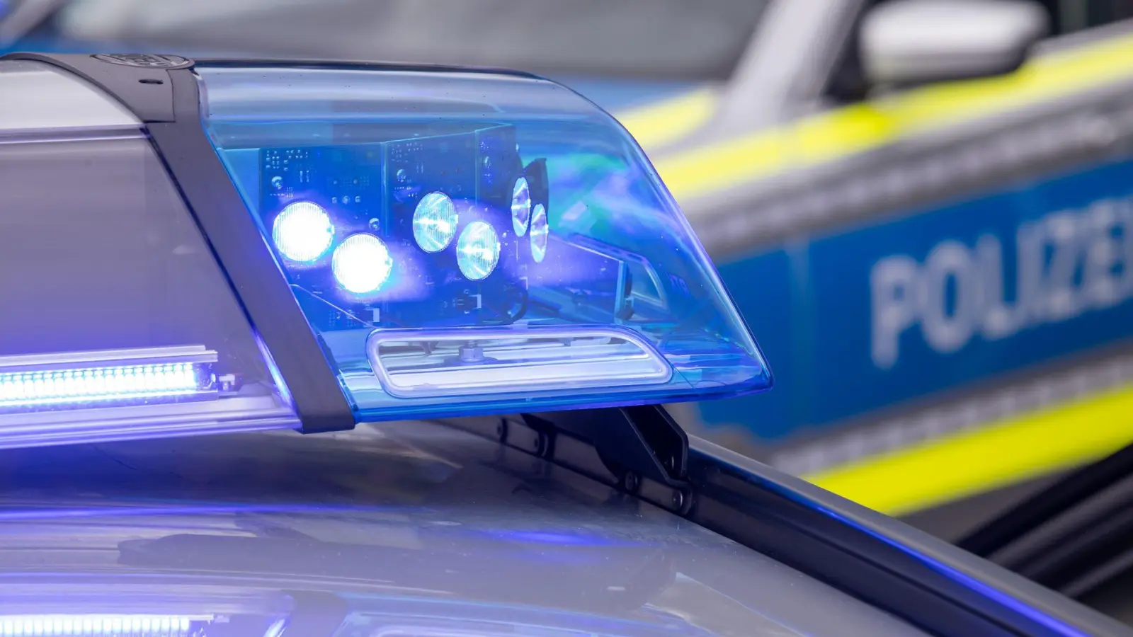 Die 30-Jährige wurde mit einem Hubschrauber geborgen und in ein Krankenhaus gebracht. (Symbolbild) (Foto: Daniel Karmann/dpa)