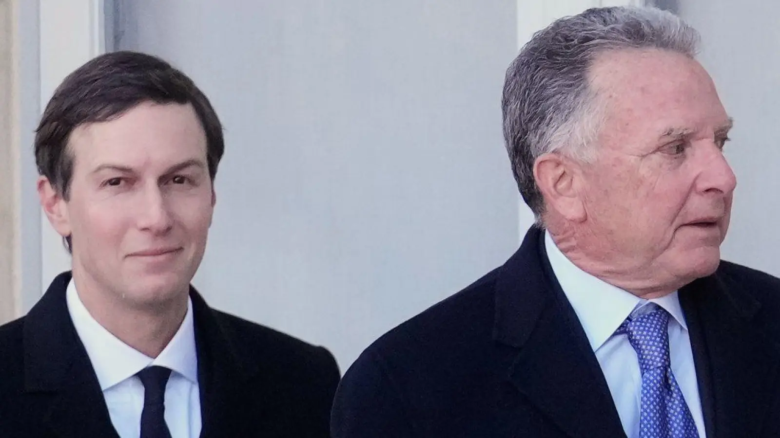 Gestern Gespräche mit dem Iran, heute Militärbesuch - Jared Kushner und Steve Witkoff sind zentrale Figuren in Trumps Nahost-Politik. (Archivbild) (Foto: Michel Euler/AP/dpa)