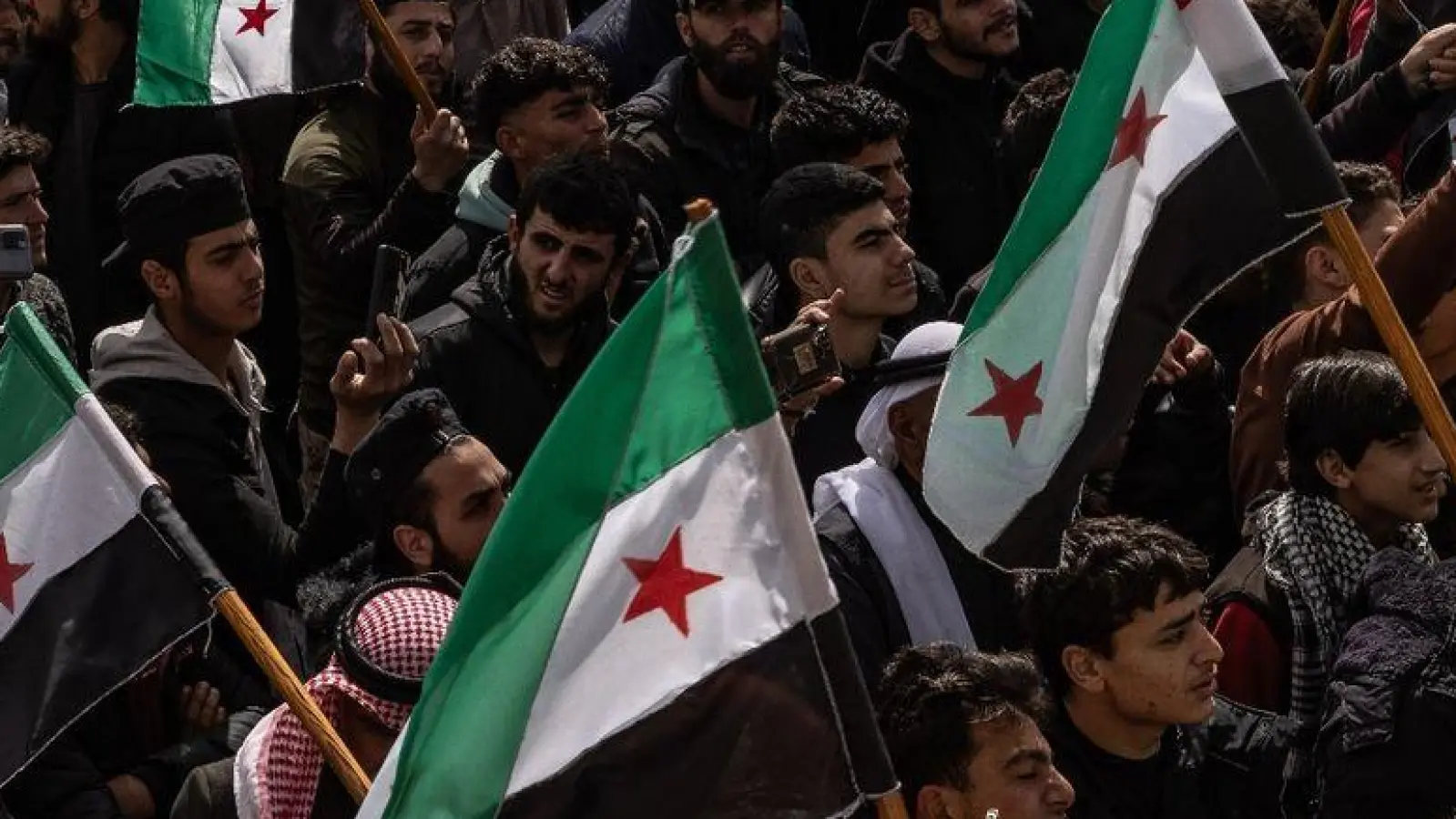 Tausende Menschen in Syrien haben zum Jahrestag des Kriegsausbruchs im Land gegen die Regierung von Machthaber Bashar Al-Assad demonstriert. (Foto: Anas Alkharboutli/dpa)