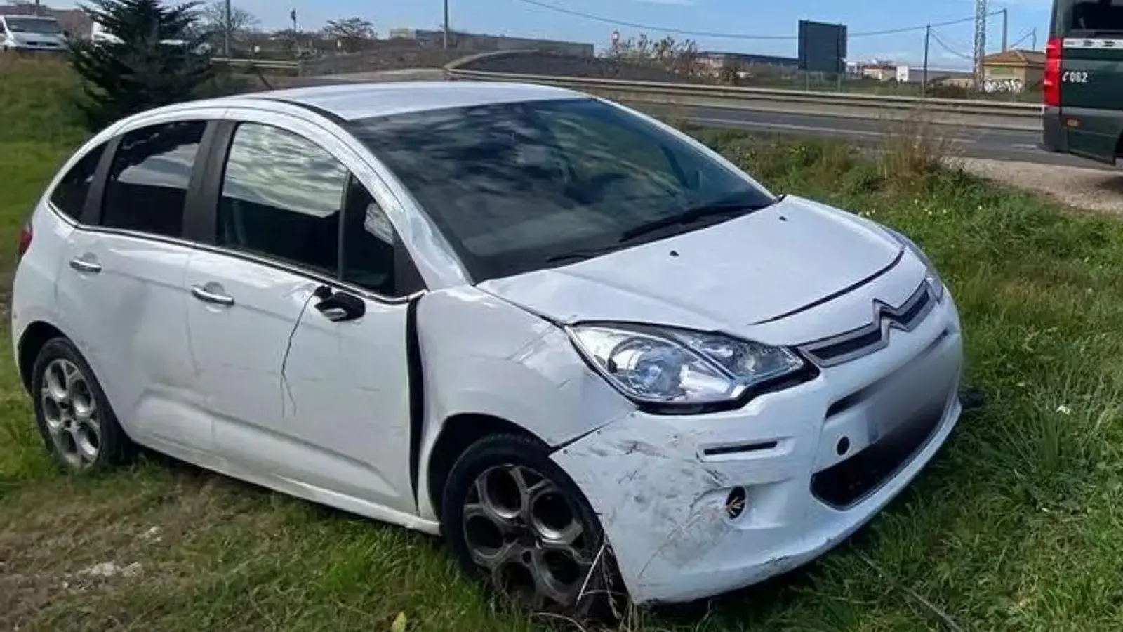 Mit einem weißen Kleinwagen fuhr ein 89-Jähriger die Radfahrer von hinten um. (Foto: B.Ramon/Diario de Mallorca“ /dpa)