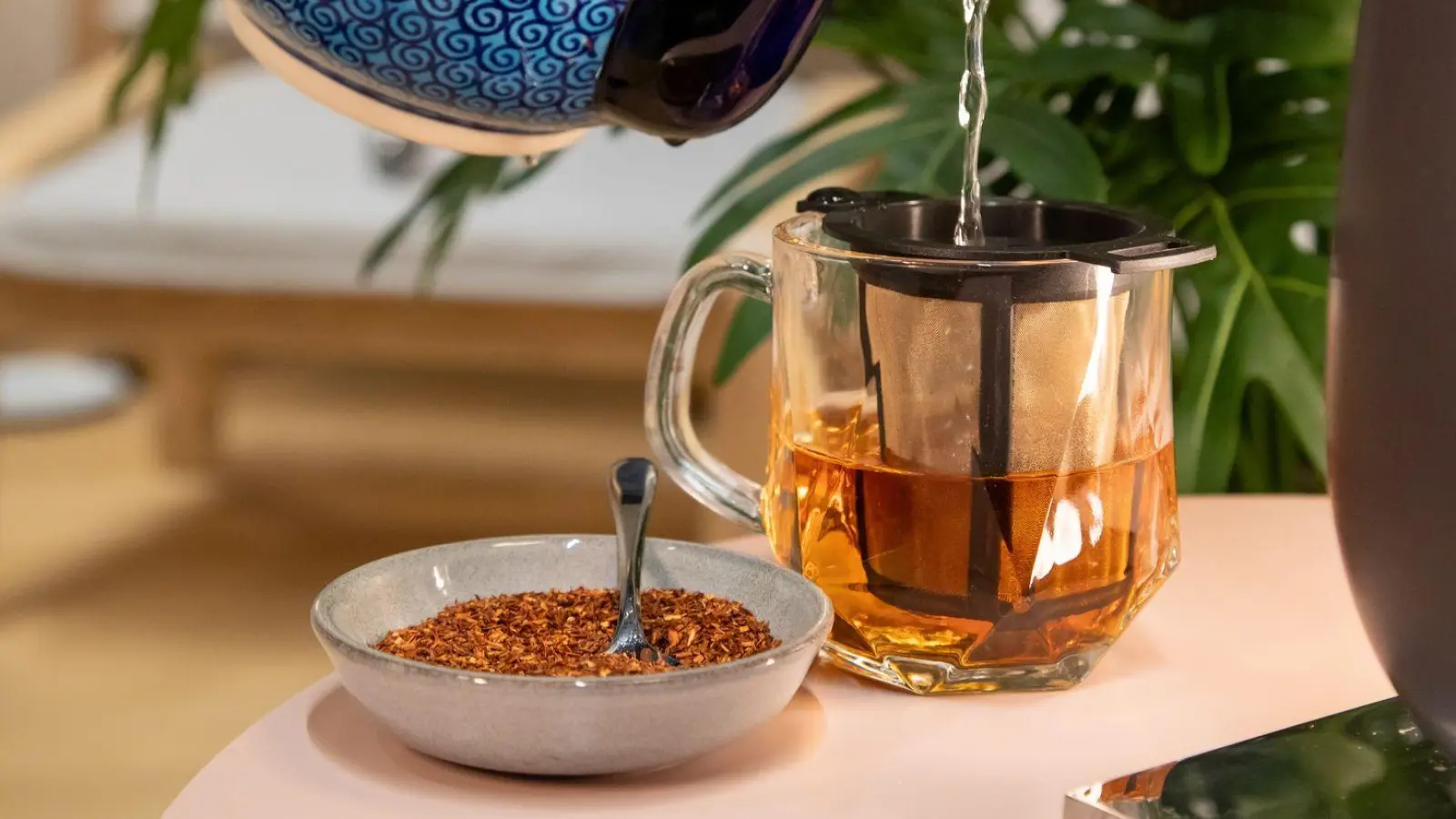 Der Tee mit besonderem Aroma: Rooibos schmeckt süßlich wie Schwarztee, ist aber koffeinfrei. (Foto: Christin Klose/dpa-tmn)