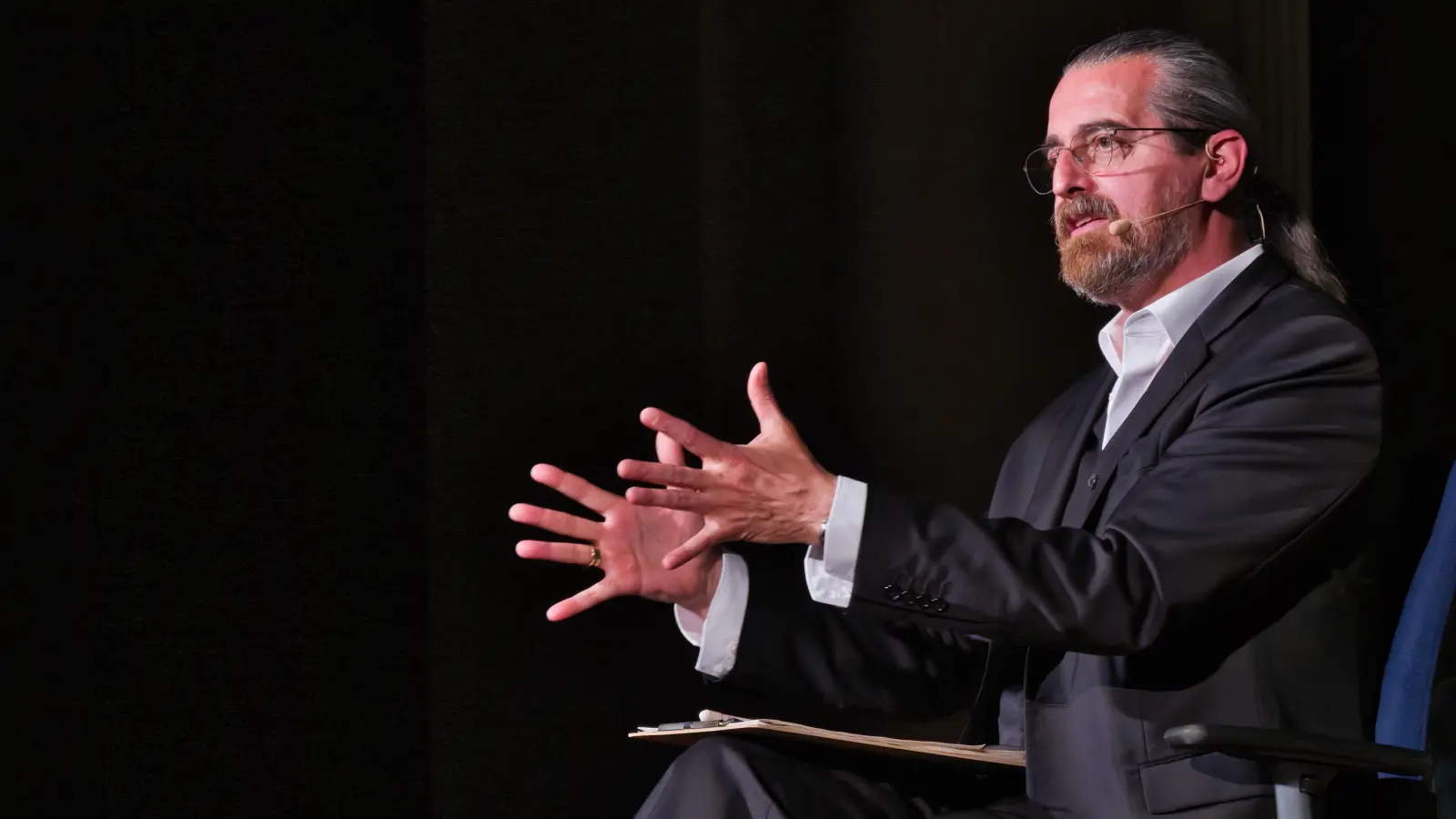 Sein Programm heißt wie Jahr und Tag „Liebe”, aber Kuschelkabarett macht er nicht: Hagen Rether reiht schonungslos auf, was alles schief läuft. Seine Liste ist lang. Er braucht fast vier Stunden. (Foto: Martin Stumpf)