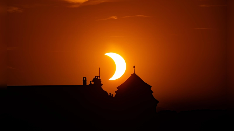 Auch im Westen des Landkreises wurde die partielle Sonnenfinsternis beobachtet und fotografiert. Eine stimmungsvolle Aufnahme gelang Reinhard Ott bei Schloss Walkershofen (Gemeinde Simmershofen).  (Foto: Reinhard Ott)