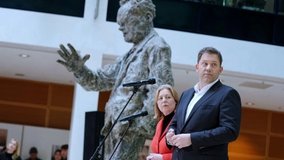 Bas und Klingbeil sehen gerade nicht die Zeit für Rücktritte.  (Foto: Kay Nietfeld/dpa)