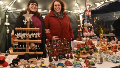 Carina und Julia Neugebauer (von links) an ihrem Stand in Diespeck. Kein Stück kostet mehr als 4,50 Euro und alles haben sie liebevoll in Handarbeit hergestellt. (Foto: Anita Dlugoß)