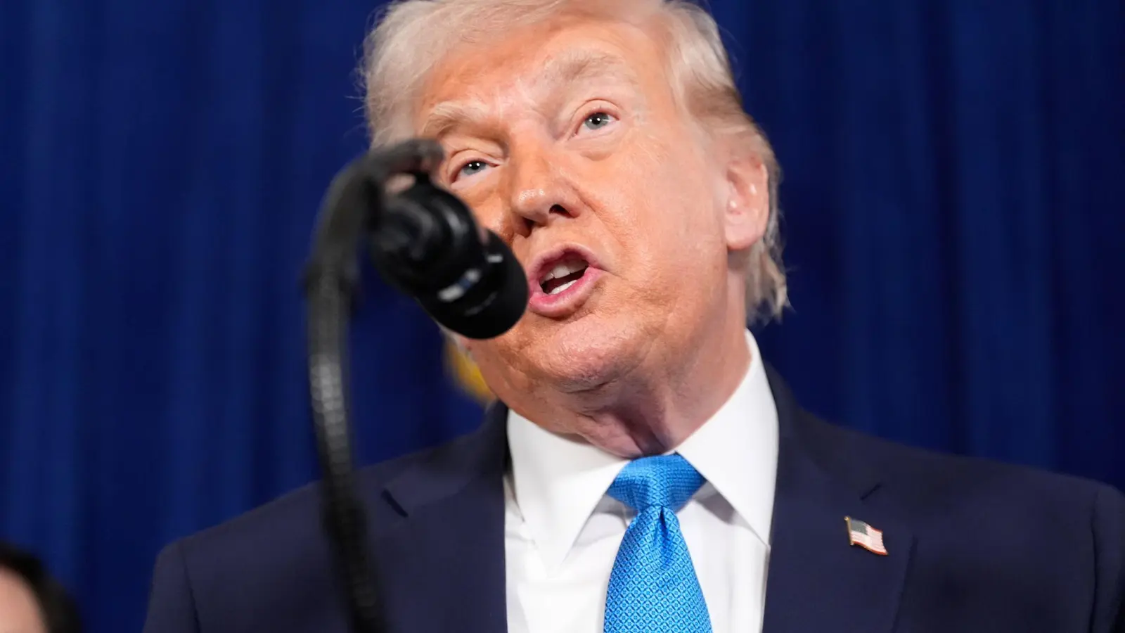 Trump sagt, die USA würden Venezuela so lange führen, bis ein sicherer Machtwechsel stattfinden könne.  (Foto: Alex Brandon/AP/dpa)