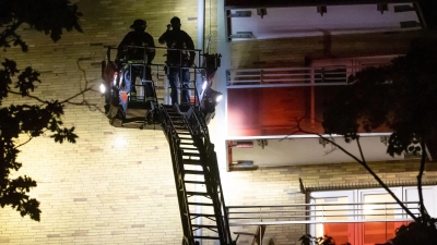 Einsatzkräfte auf einer Drehleiter an einem Hochhaus im Stadtteil Altona, nachdem ein Mann mit einer Schusswaffe einen Großeinsatz ausgelöst hat. (Foto: Bodo Marks/dpa)