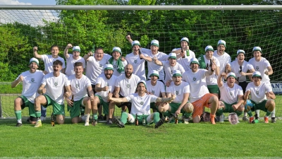 Die Schillingsfürster Meistertruppe, oben von links: Vorstand Tim Hahn, Jona Ehnes, Spielleiter Maximilian Frank, Niklas Bär, Jonas Reinhardt, Toni Genthner, Yves Tillmann, Marlon Albig, Noah Lanzendörfer, Florian Gebhart, Fabian Eiffert, Darius Grüber. Unten von links: Jannis Roll, Thomas Grams, Maurice Riedel, Michael Kolb, Johannes Mader, Jürgen Büttner, Bastian Bohmann, Daniel Schmidt, Christian Naser, Jonas Predatsch.<br>Sitzend in der Mitte: Trainer Adrian Henninger. (Foto: Martin Rügner)