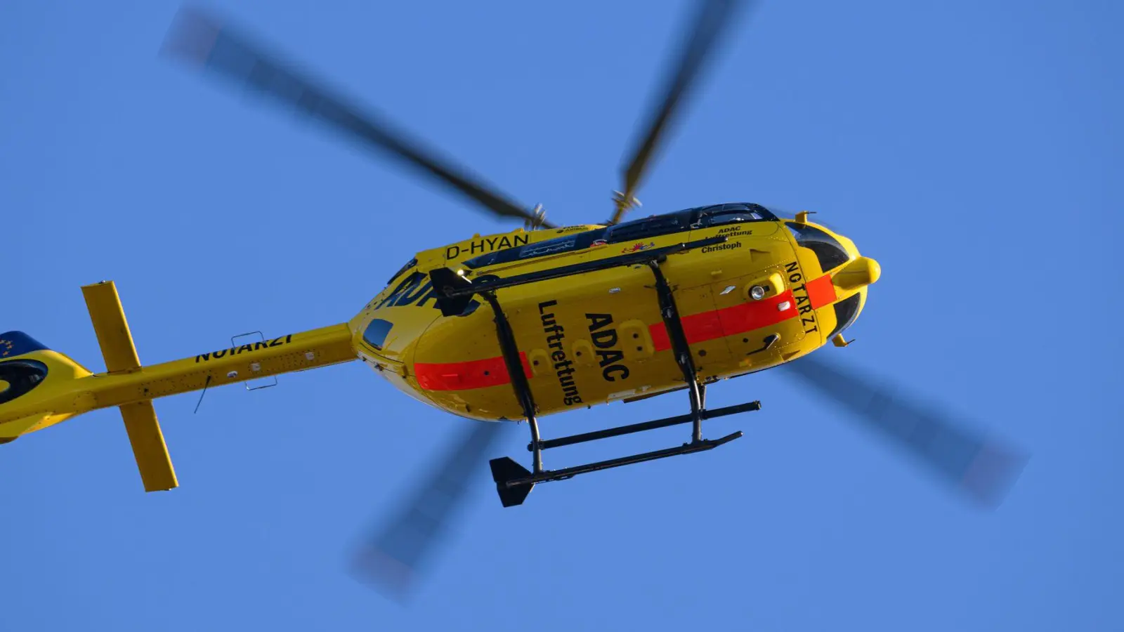 Ein Rettungshubschrauber hat den schwer verletzten Motorradfahrer ins Krankenhaus nach Nürnberg gebracht. (Symbolbild: Robert Michael/dpa)