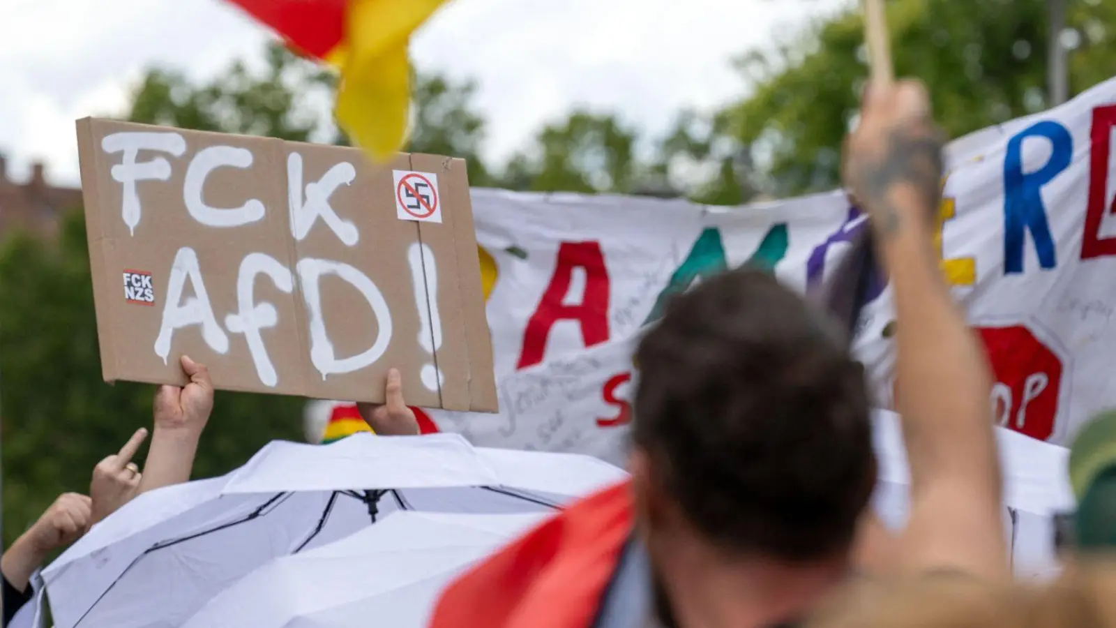 In Bamberg gehen rund 4.000 Menschen gegen Rechts auf die Straße. (Foto: Pia Bayer/dpa)