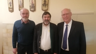 Dr. Hans Moser, Peter Schlecht und Gerd-Volker Malessa (von links) von der Arbeitsgemeinschaft für Heimatgeschichte Feuchtwangen referierten beim Karlstag über den Bauernkrieg vor 500 Jahren. (Foto: Friedrich Zinnecker)