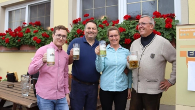 Ein Prost auf die Kerwa. (Foto: Rainer Fritsch)