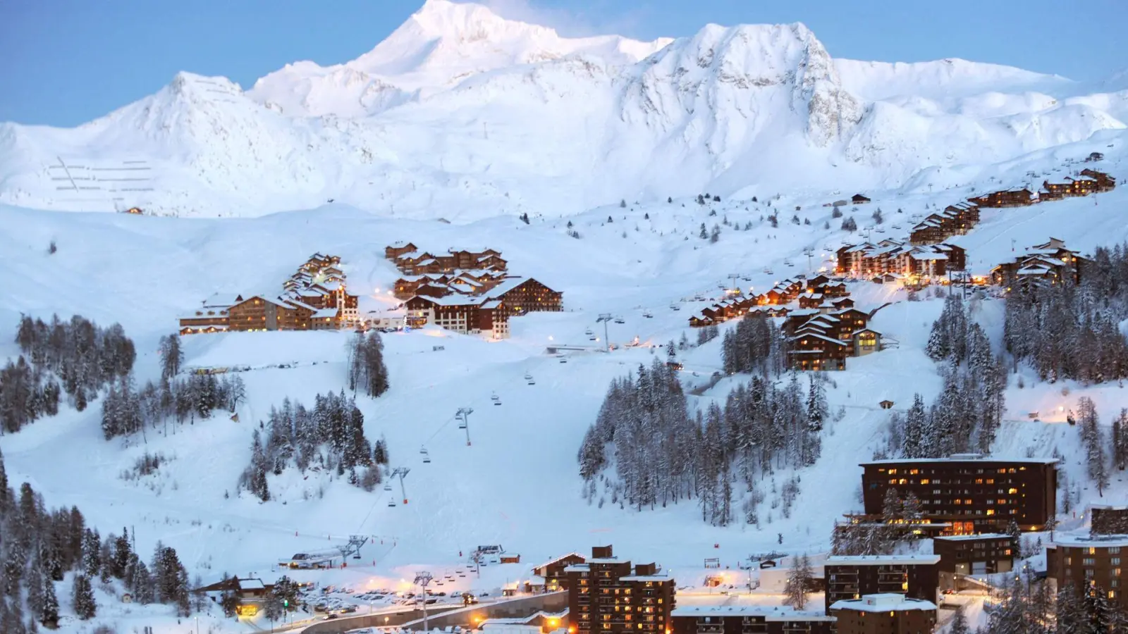 Skigebiet La Plagne im Südosten Frankreichs. Bei zwei Lawinenabgängen in den französischen Alpen gab es Tote und Verletzte. (Archivbild) (Foto: Jean-Pierre Clatot/AFP/dpa)