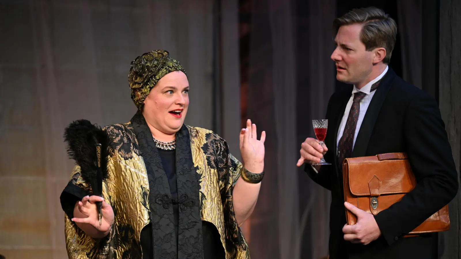 Ein tragikomisches Paar: Jenavieve Moore als Florence Foster Jenkins und Michael Großschädl als Cosmé McMoon in „Souvenir” von Stephen Temperley. (Foto: Toppler-Theater/Dieter Balb)