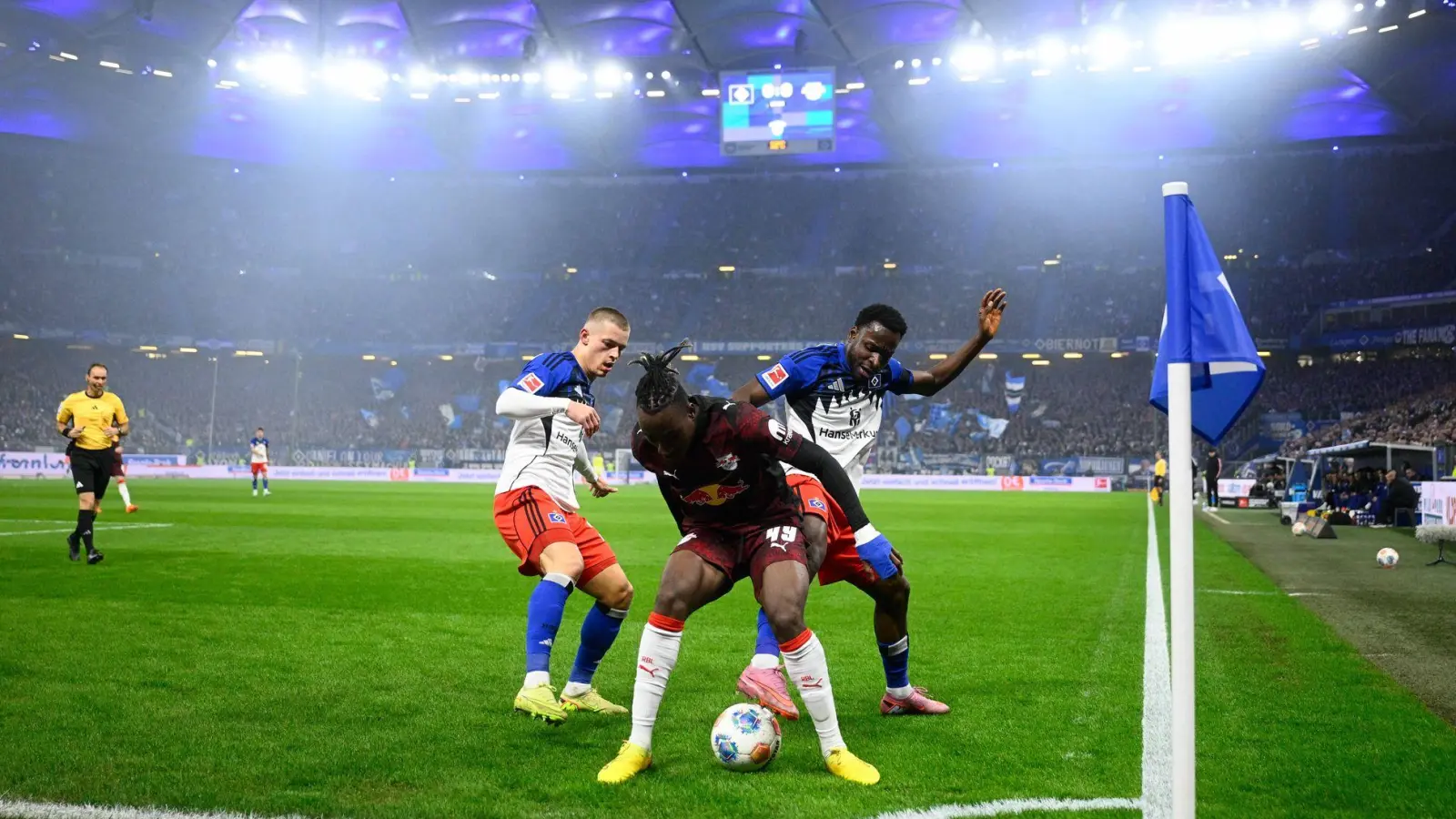 Da rollte der Fußball wieder. (Foto: Gregor Fischer/dpa)