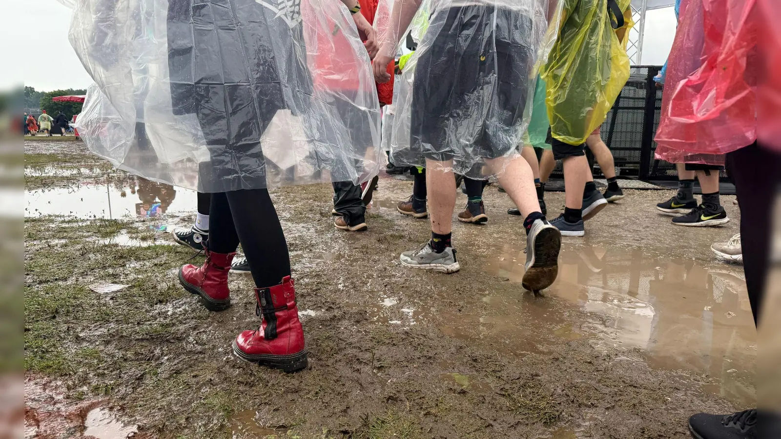 Kurz vor dem Auftritt der ersten Band setzte starker Regen ein.  (Foto: Irena Güttel/dpa)
