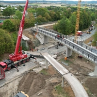 Für die Entfernung der Betonteile der alten Brücke war großes Gerät erforderlich.  (Foto: Stadtbauamt/Konstantin Kraheberger)