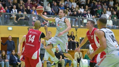 Kapitän Christian Imberi (oben mit Ball) ist erkältet, will aber mit seinen Ansbach Piranhas durch einen Sieg in Nördlingen (in rot mit der Nummer 14 Maurice Delage, mit der Nummer 17 Josef Eichler) ins Playoff-Halbfinale einziehen. (Foto: Martin Rügner)