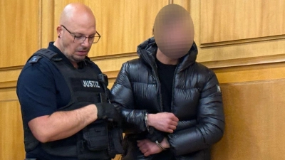 Der angeklagte mutmaßliche Bankräuber wollte laut Staatsanwaltschaft mit der Beute seinen aufwendigen Lebensstil finanzieren. (Foto: Martin Oversohl/dpa)