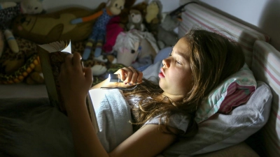 Keine langfristigen Schäden: Lesen bei schlechtem Licht verschlechtert weder die Sehkraft noch verursacht es Augenerkrankungen. (Foto: Mascha Brichta/dpa-tmn)