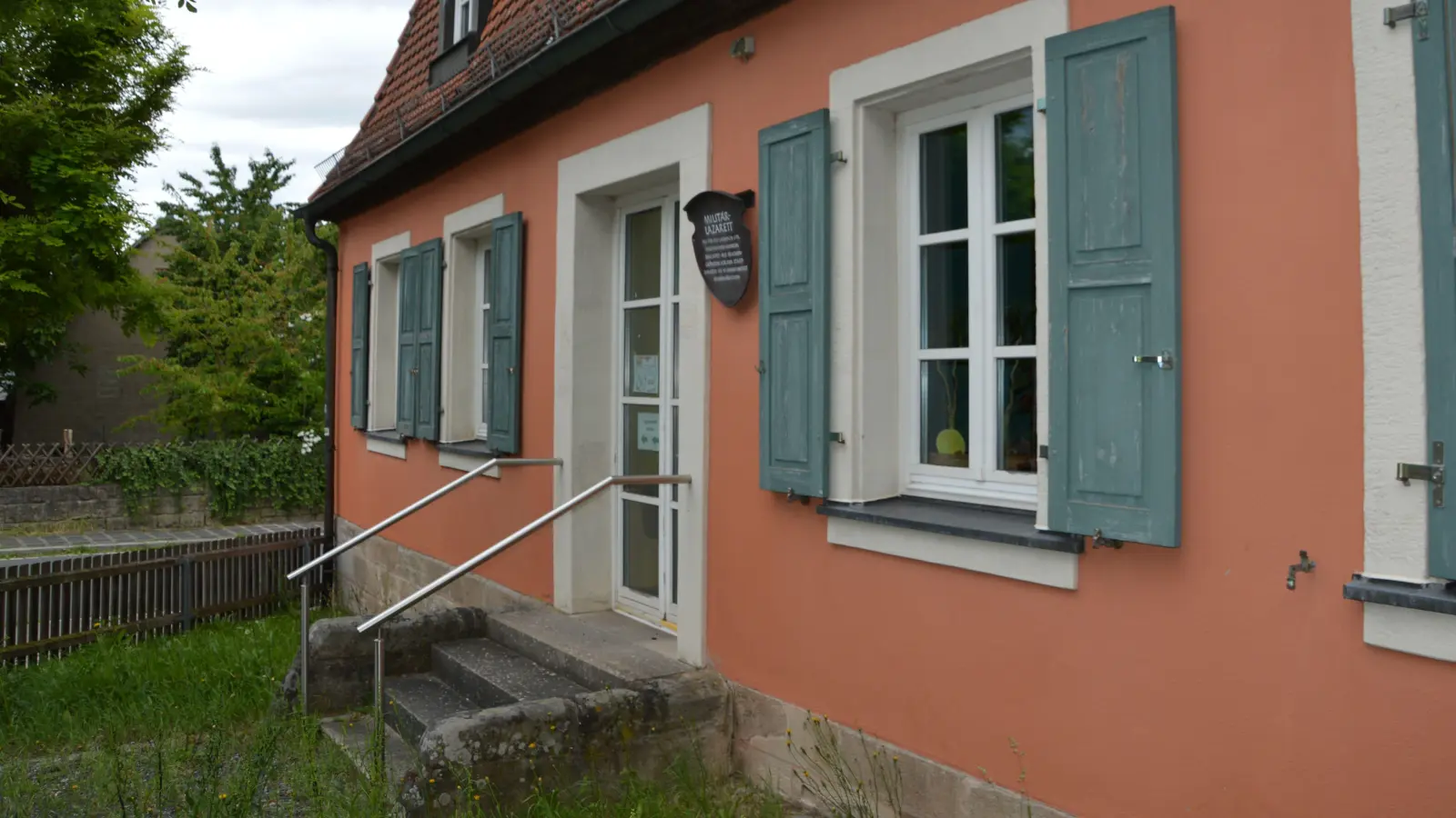 Die Vorderfront des Neustädter „Lazaretts“ – seit Jahrzehnten mal mehr mal weniger besuchter, aber immer jugend- und stilprägender Treff für Teenager und junge Erwachsene. Für den Treff und die Neustädter Jugendarbeit generell gibt es jetzt einen brandneuen Internetauftritt. (Foto: Patrick Lauer)