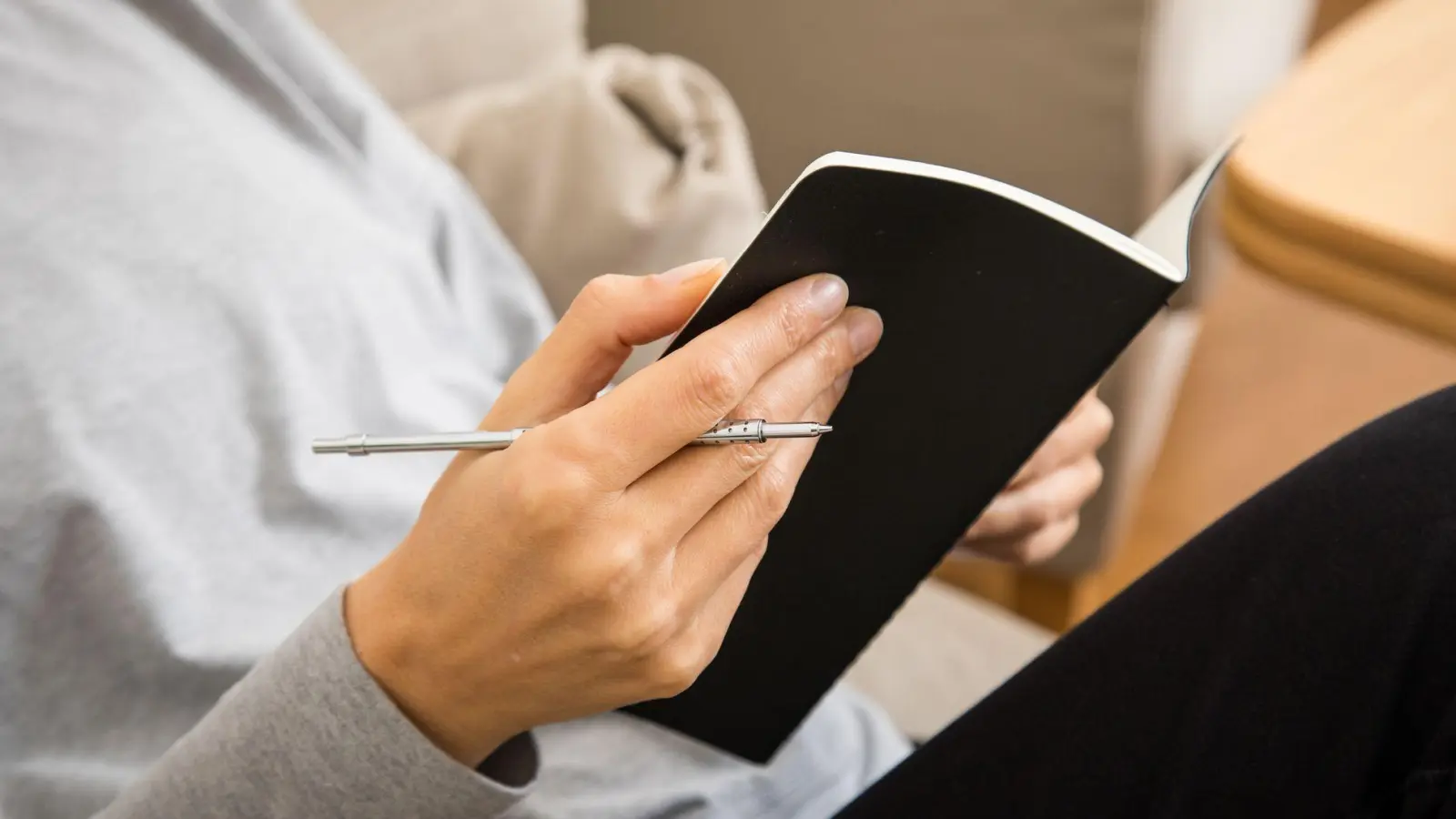 Journaling ist eine beliebte Mental-Health-Praxis - es gibt aber viele Mythen dazu. (Foto: Christin Klose/dpa-tmn)